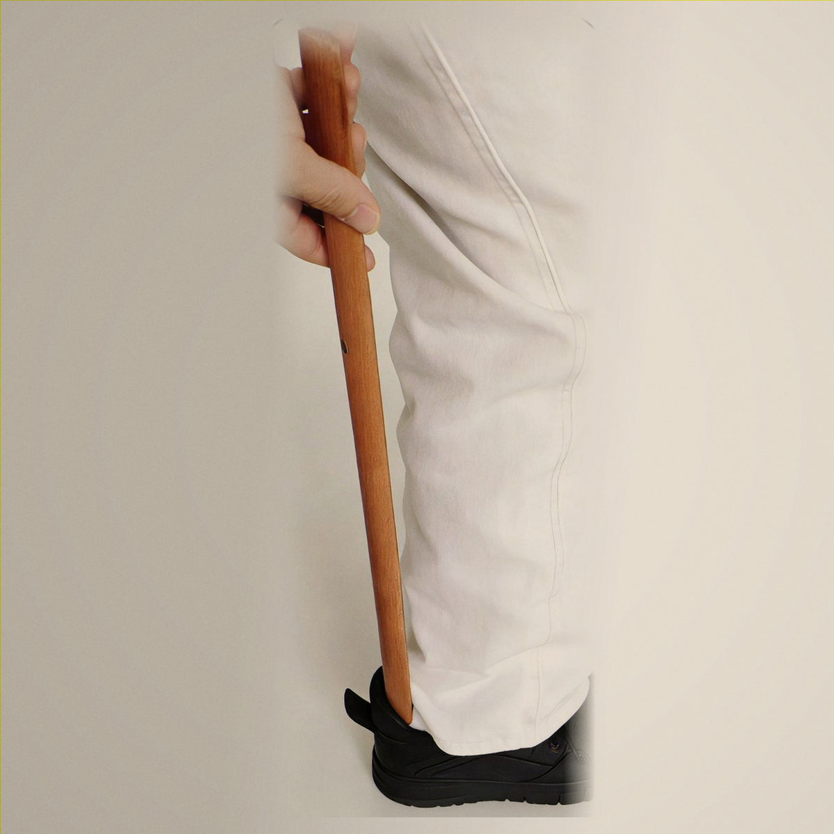 Using the 55 cm shoehorn while standing upright, without bending